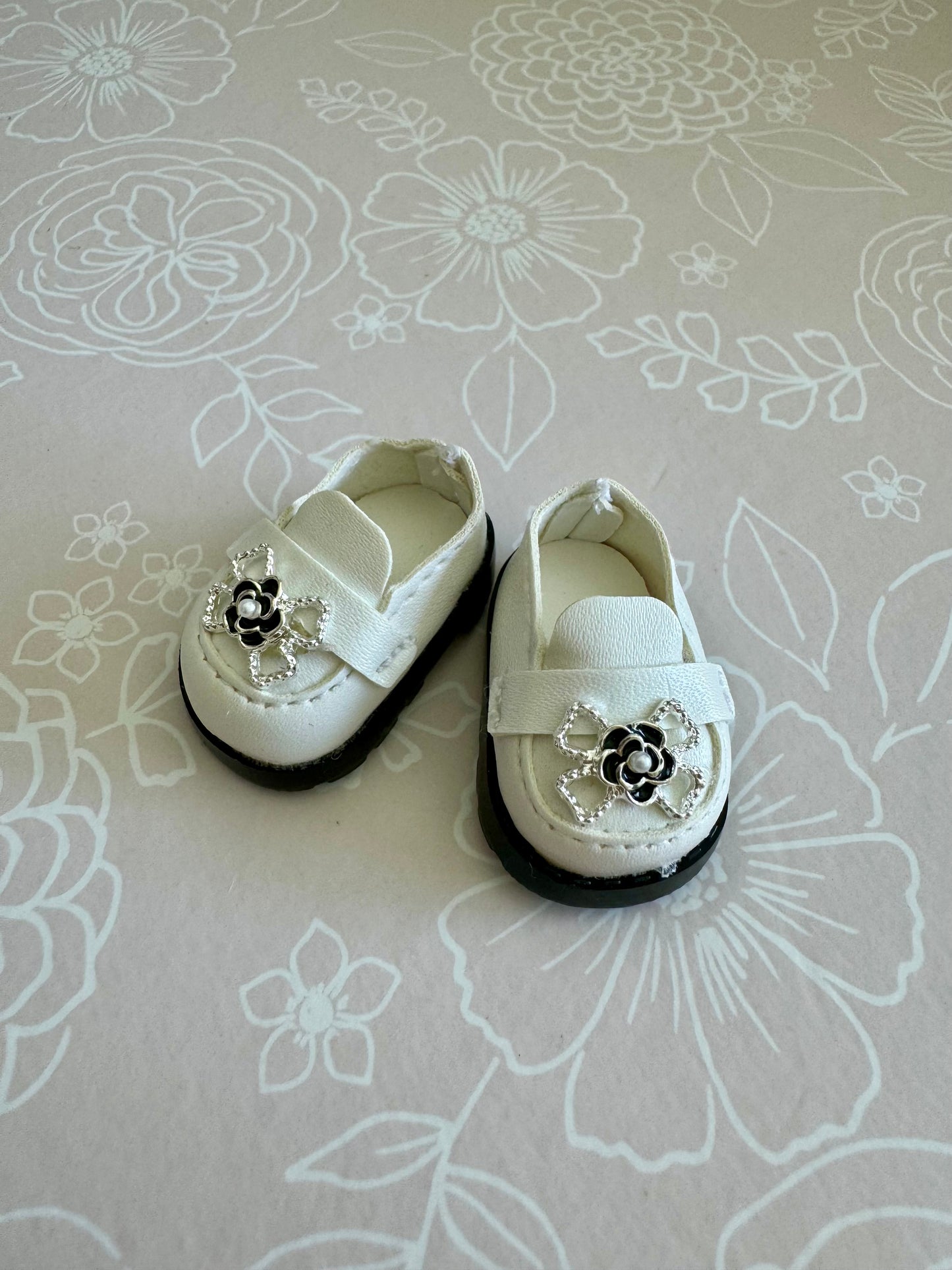 Labubu Doll Shoes / Camellia