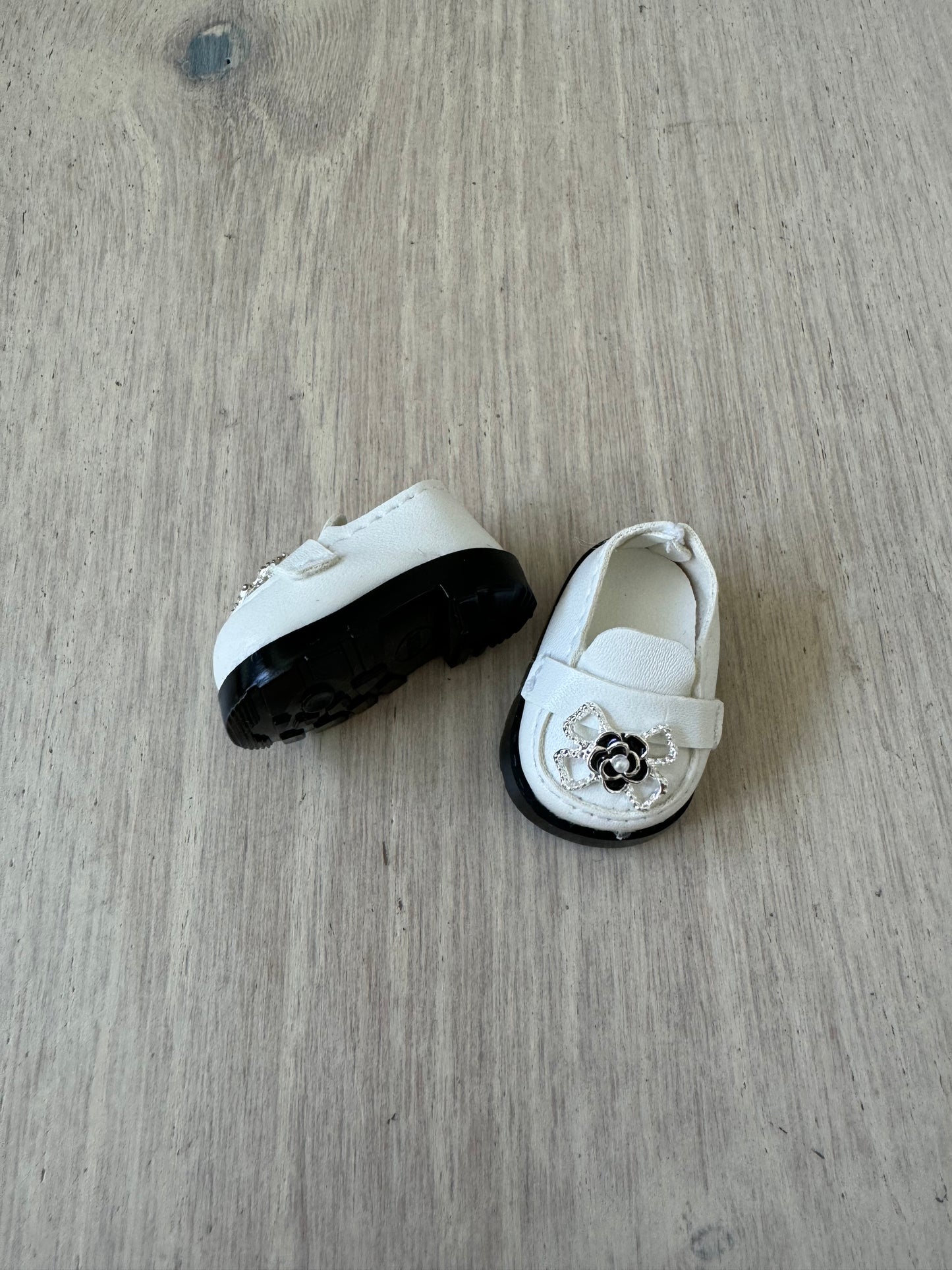 Labubu Doll Shoes / Camellia