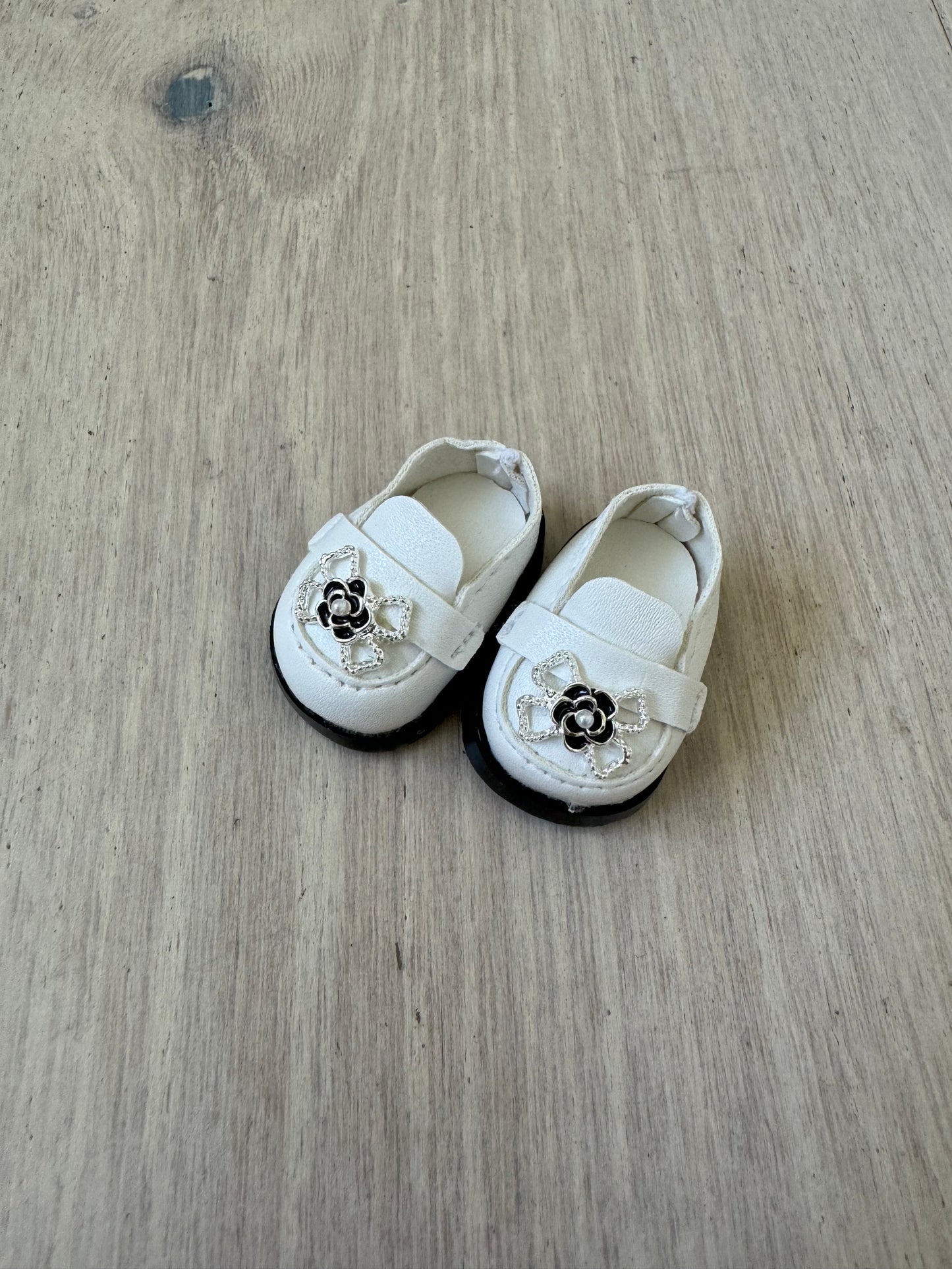 Labubu Doll Shoes / Camellia